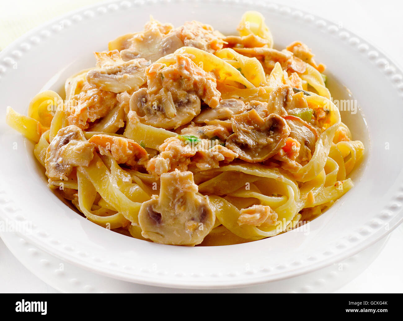 Piatto di pasta con funghi e panna. Messa a fuoco selettiva Foto Stock
