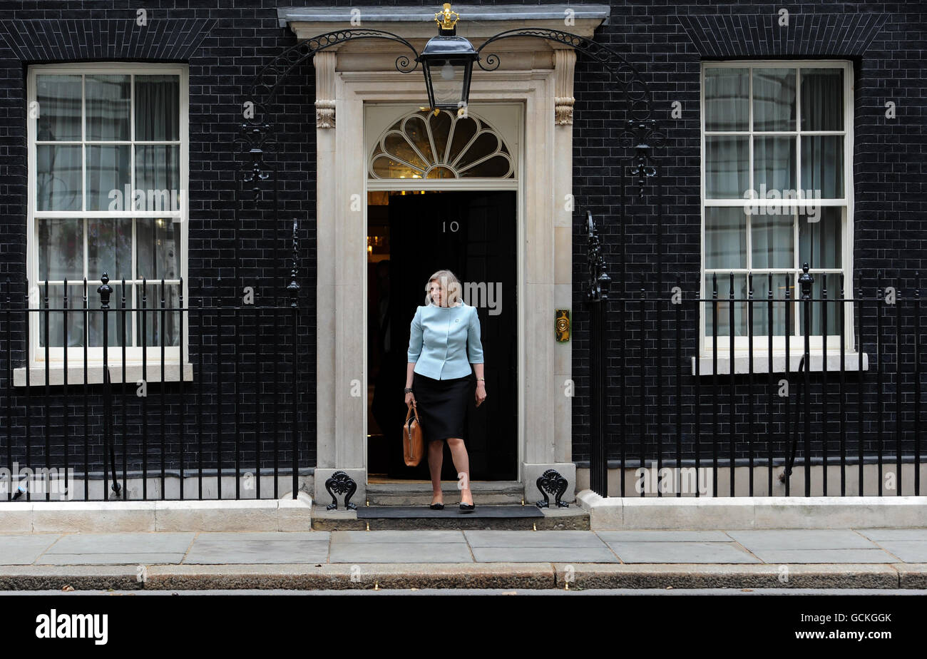 Il Segretario di Stato per l'interno, il Ministro per le Donne e l'uguaglianza Theresa maggio lascia 10 Downing Street dopo la riunione del Gabinetto. Foto Stock