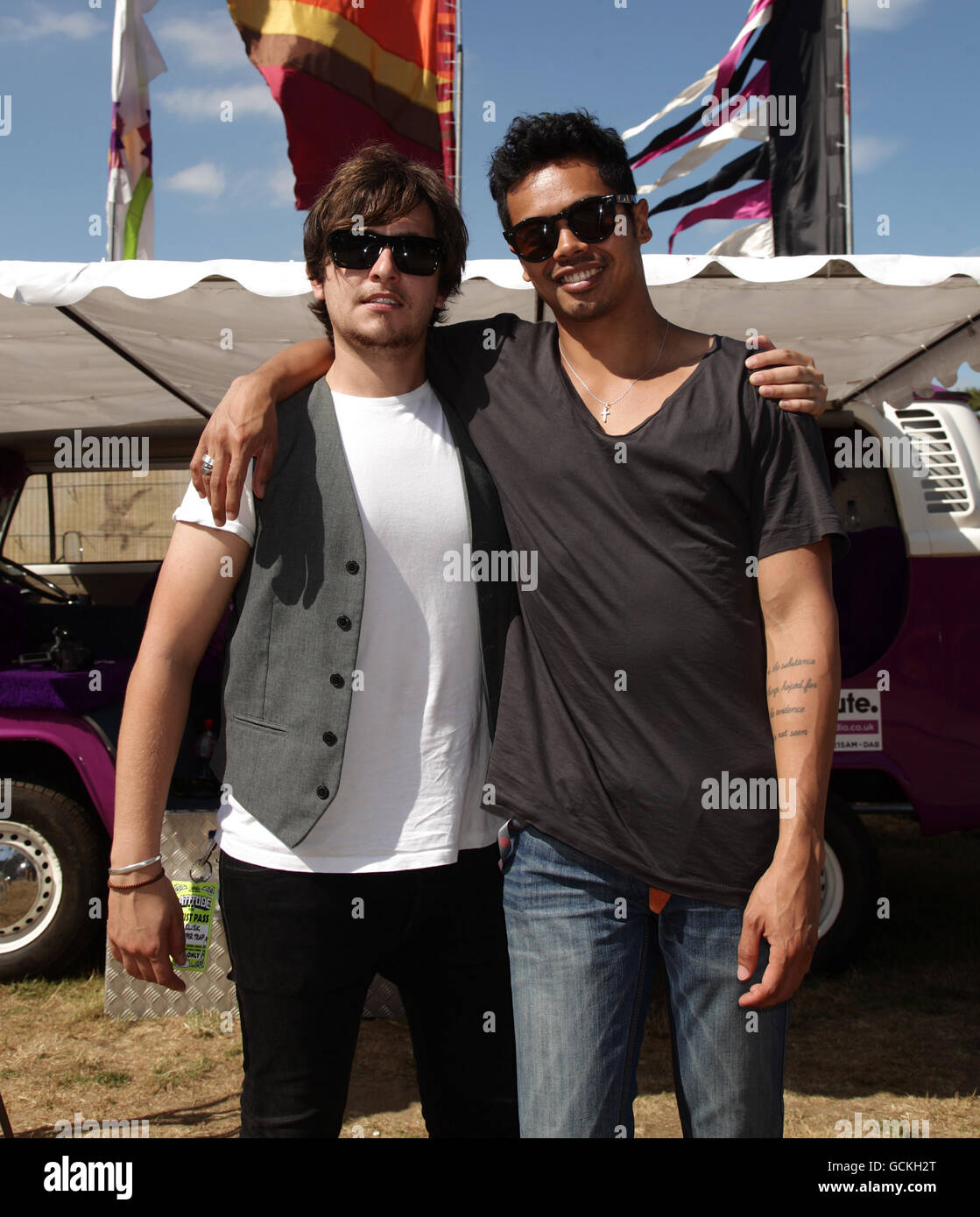 Dougy Mandagi (a destra) e Lorenzo Sillitto della Trap Temper dopo il backstage della loro intervista Absolute radio al festival di Latitude, tenutosi a Henham Park a Southwold, Suffolk. Foto Stock