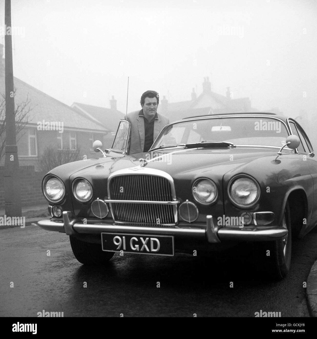 Il pugile inglese Brian London con la sua Jaguar Mark X, precedentemente di proprietà di Warwick Films e utilizzato da Sean Connery a James Bond, 007 Foto Stock