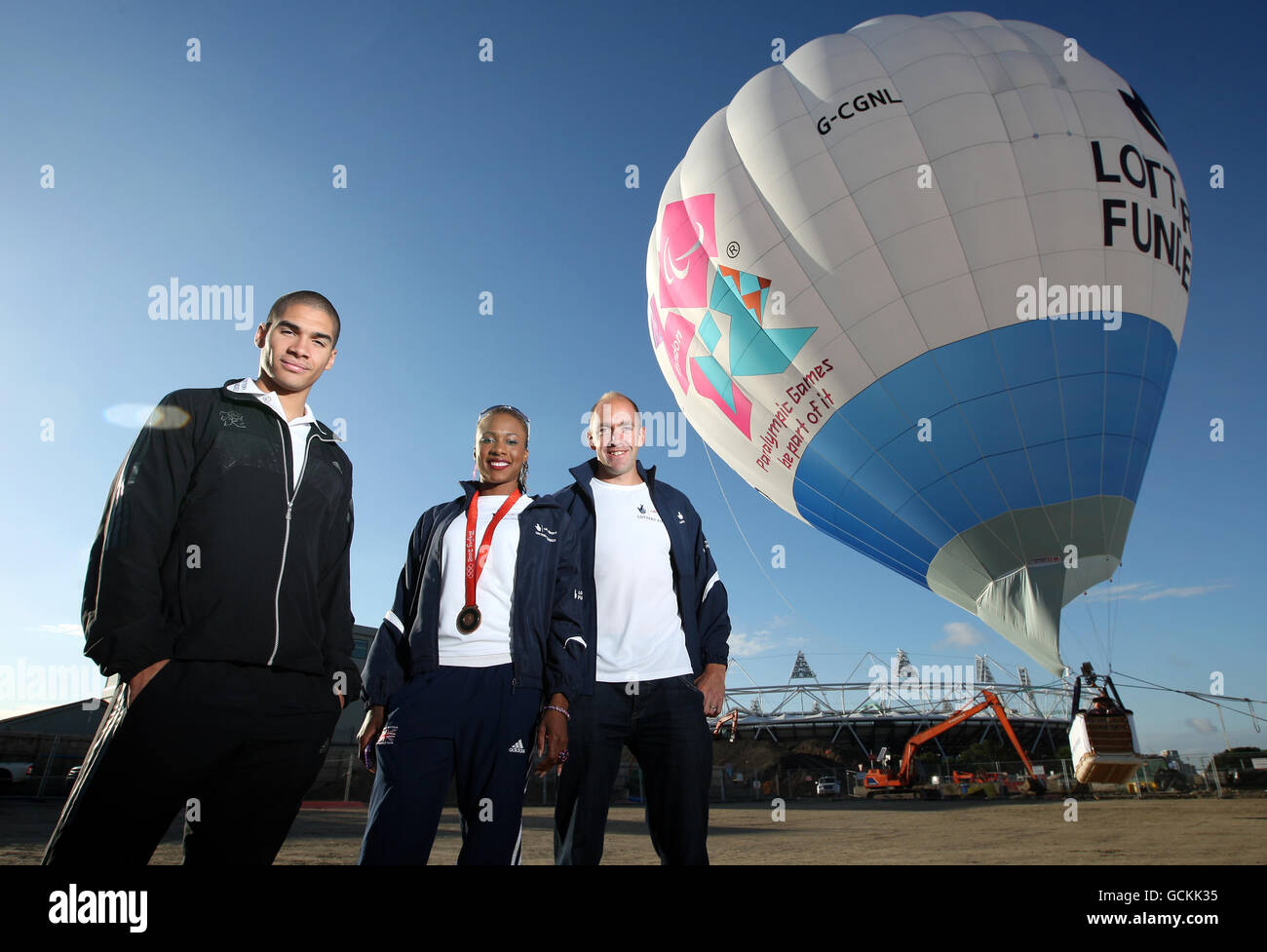 (Da sinistra a destra) gli atleti olimpici britannici, medaglia di bronzo alla ginnastica Louis Smith, 400m, medaglia di bronzo al bronzo al Tasha Danvers e medaglia d'oro alla canoa Tim Brabants a bordo della mongolfiera National Lottery London 2012 Games, all'Olympic Park, a Stratford, a est di Londra. Foto Stock