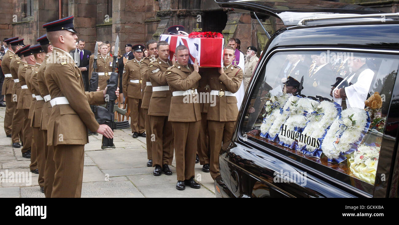 Il funerale di Thomas Sephton privato, 20, del 1 ° Battaglione il reggimento Merciano, si svolge presso la chiesa di St Elphin, Warrington. Foto Stock