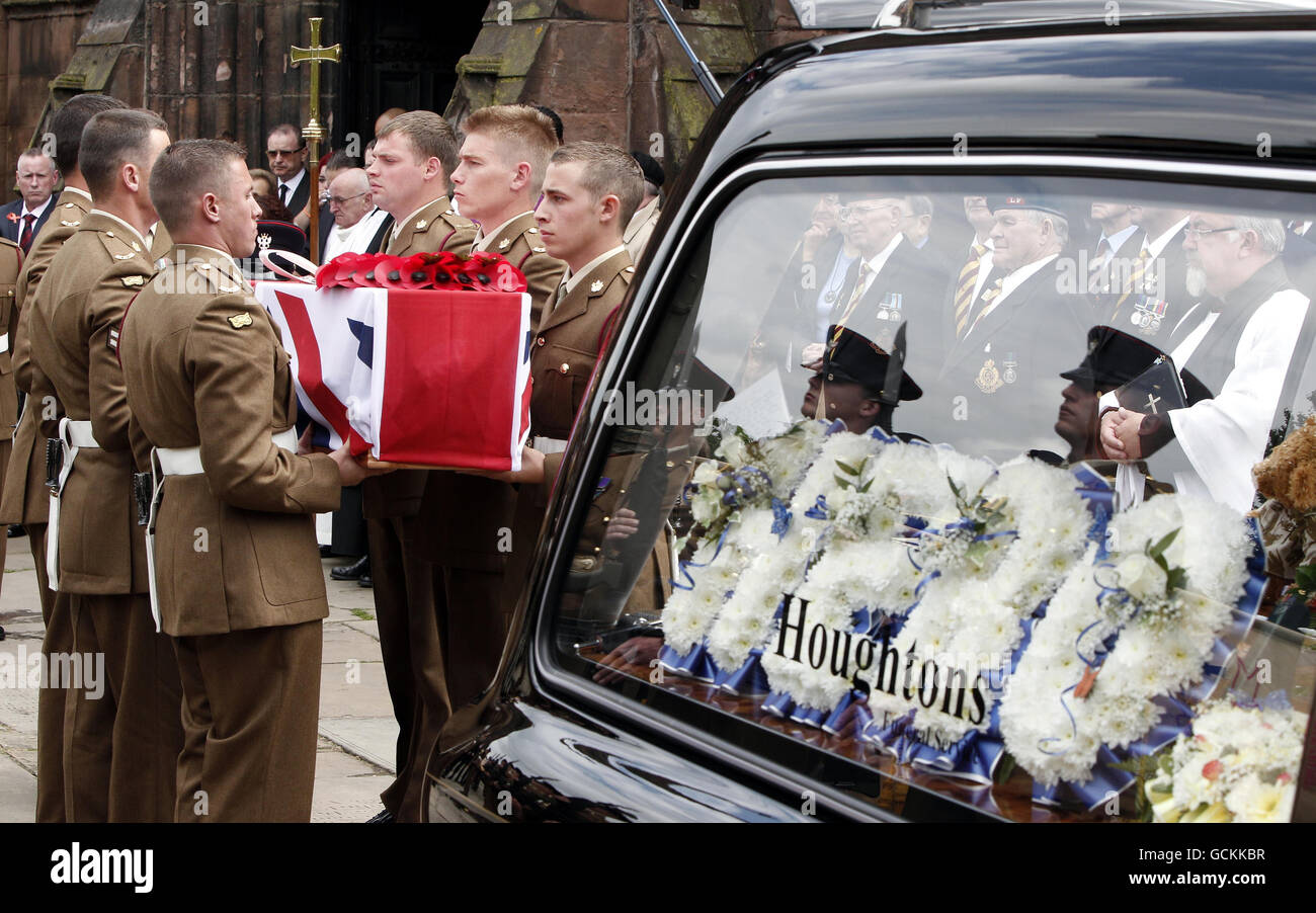 Il funerale di Thomas Sephton privato, 20, del 1 ° Battaglione il reggimento Merciano, si svolge presso la chiesa di St Elphin, Warrington. Foto Stock