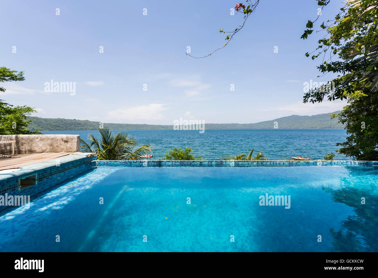 Laguna di Apoyo, Nicaragua - Giugno 2016. Piscina a sfioro di Selva Azul Resort Foto Stock