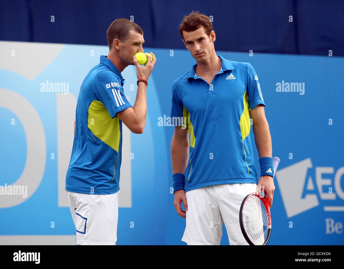 Andy (a destra) e Jamie Murray della Gran Bretagna durante l'AEGON Campionato al Queen's Club Foto Stock