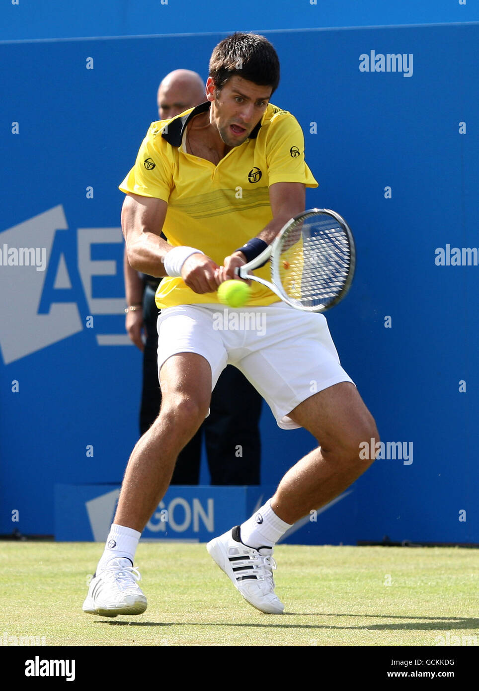 La Serbia Novak Djokovic in azione durante i Campionati AEGON a. Il Queen's Club Foto Stock