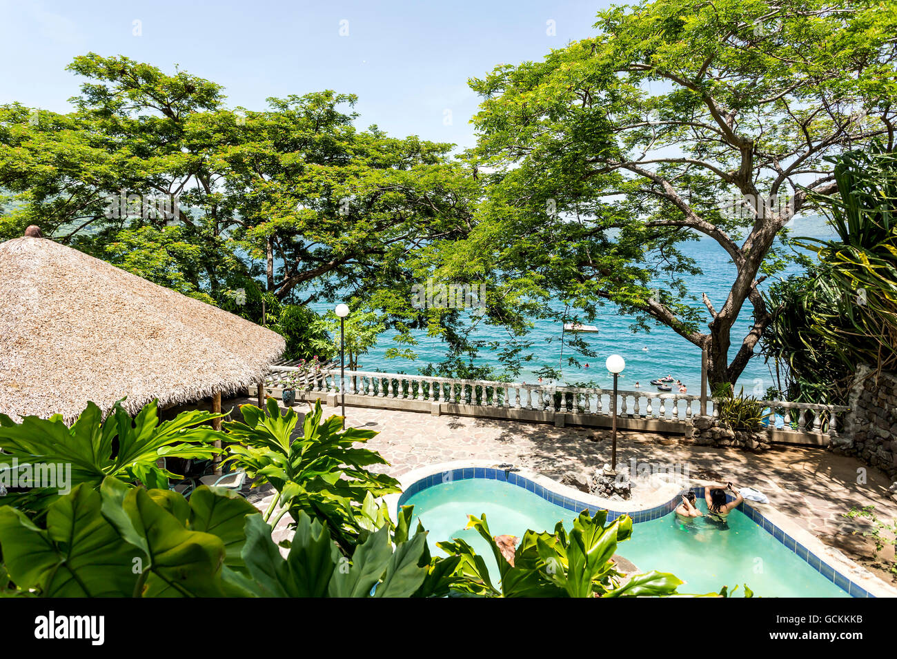 Laguna di Apoyo, Nicaragua - Giugno 2016. Vista della Selva Azul Resort la piscina e la natura che la circonda. Foto Stock