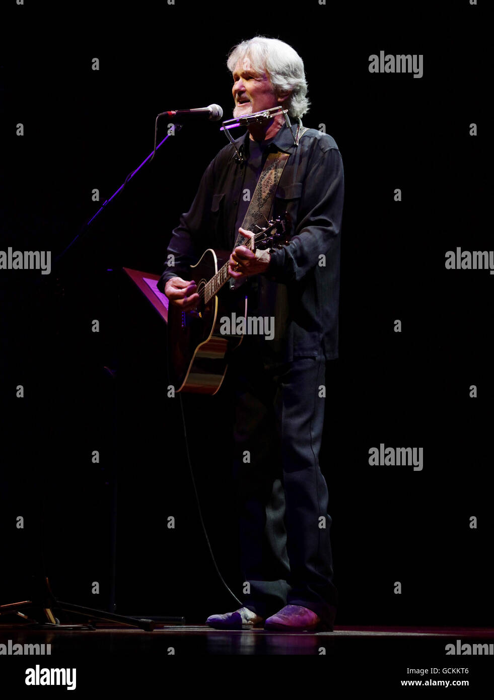 L'attore e cantante Kris Kristofferson si esibisce presso la Cadogan Hall nel centro di Londra. PREMERE ASSOCIAZIONE foto. Data immagine: Mercoledì 28 luglio 2010. Il credito fotografico dovrebbe essere: Filo Yui Mok/PA Foto Stock