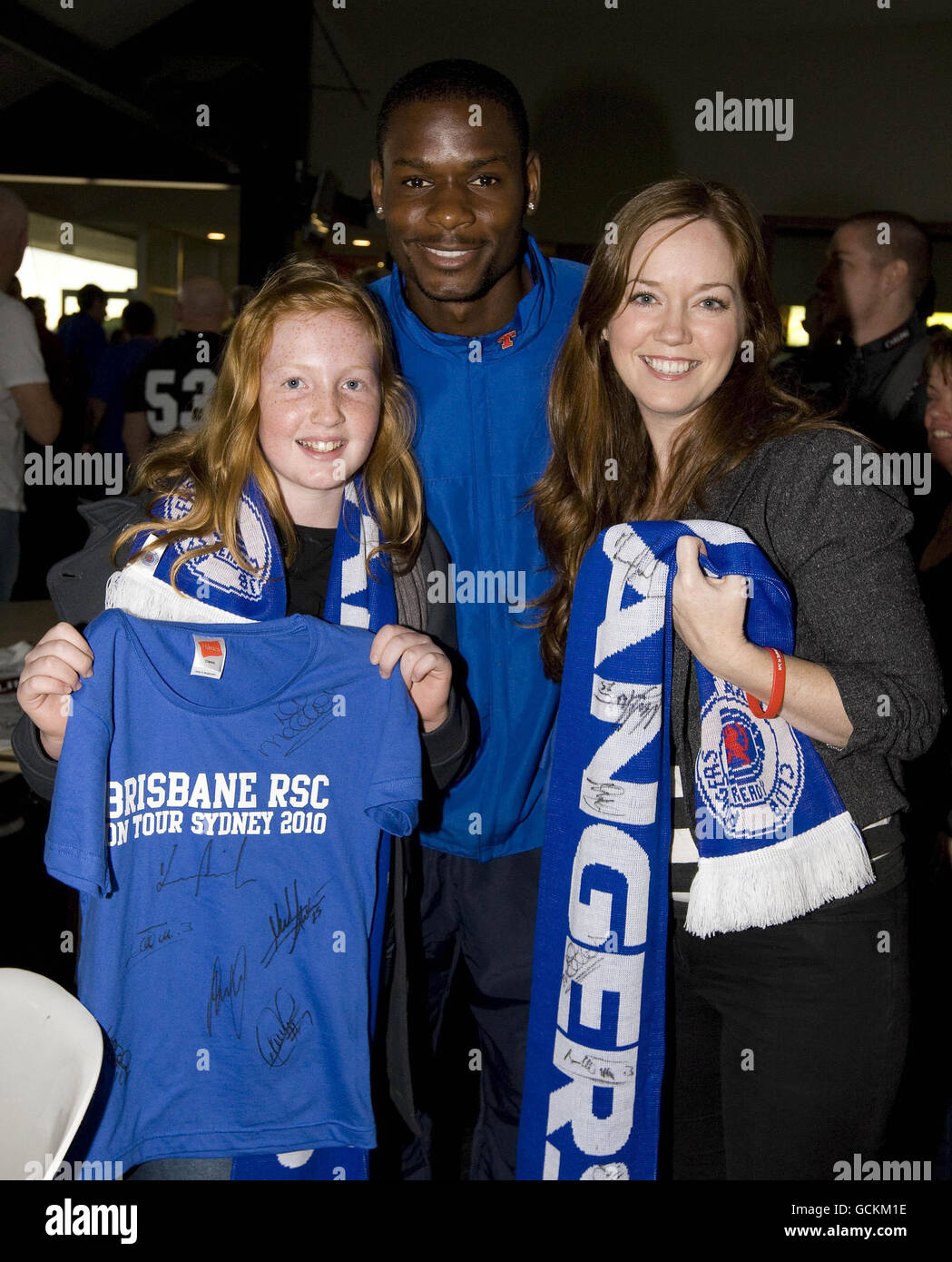 FOTO SPECIALE - RILASCIATA ESCLUSIVAMENTE ATTRAVERSO L'ASSOCIAZIONE STAMPA PER L'UTILIZZO DA PARTE DI QUOTIDIANI NAZIONALI E REGIONALI - SOLO REGNO UNITO E IRLANDA. NESSUNA VENDITA. Maurice Edu di Rangers si pone con due tifosi dell'Oceana Rangers Supporters Association al Leichhardt Oval durante il Sydney Festival of Football, Sydney, Australia. Foto Stock