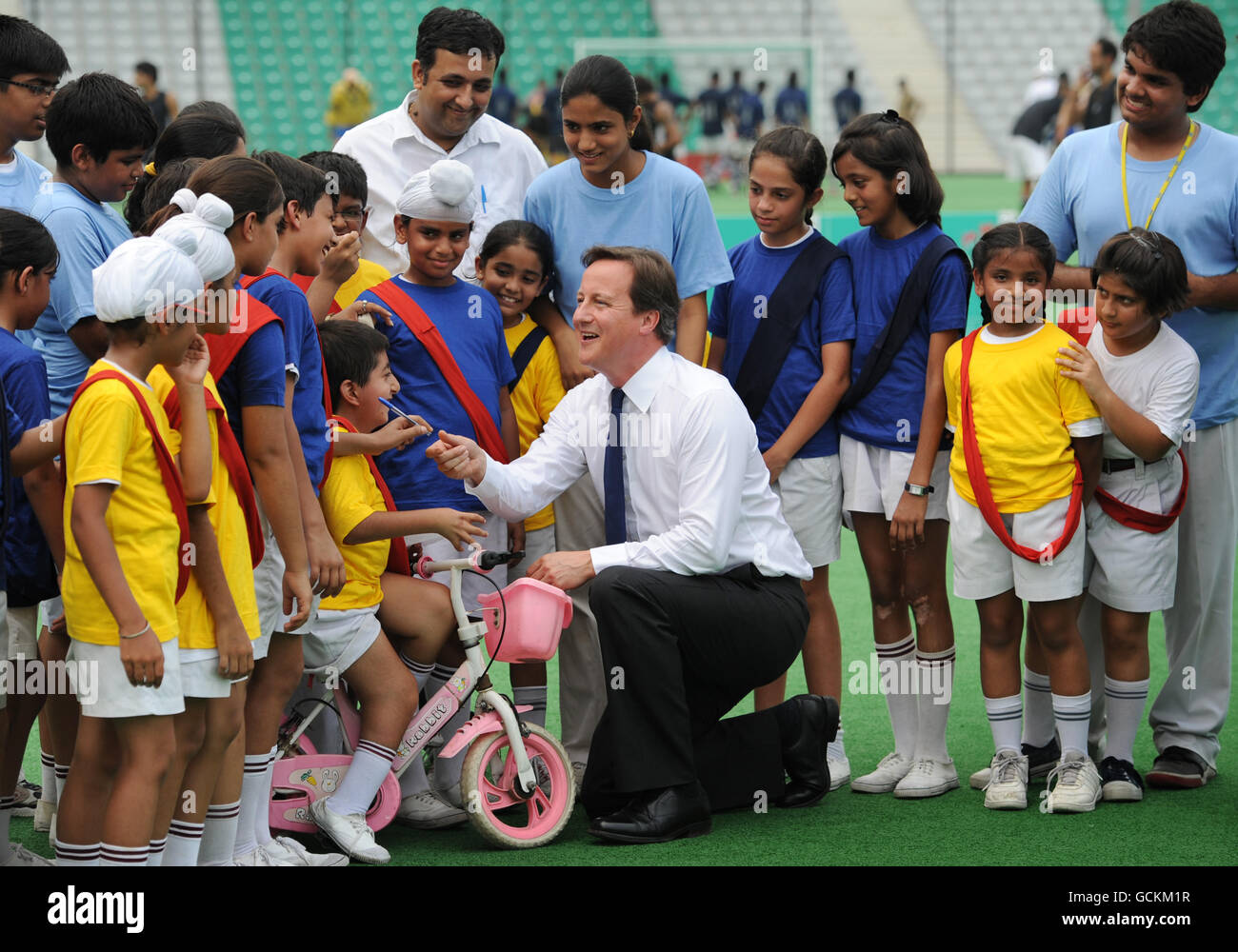 Il primo ministro David Cameron incontra i bambini delle scuole locali al Major Dhyan Chand National Hockey Stadium di Delhi, l'ultimo giorno di una gita di tre giorni in India. Foto Stock