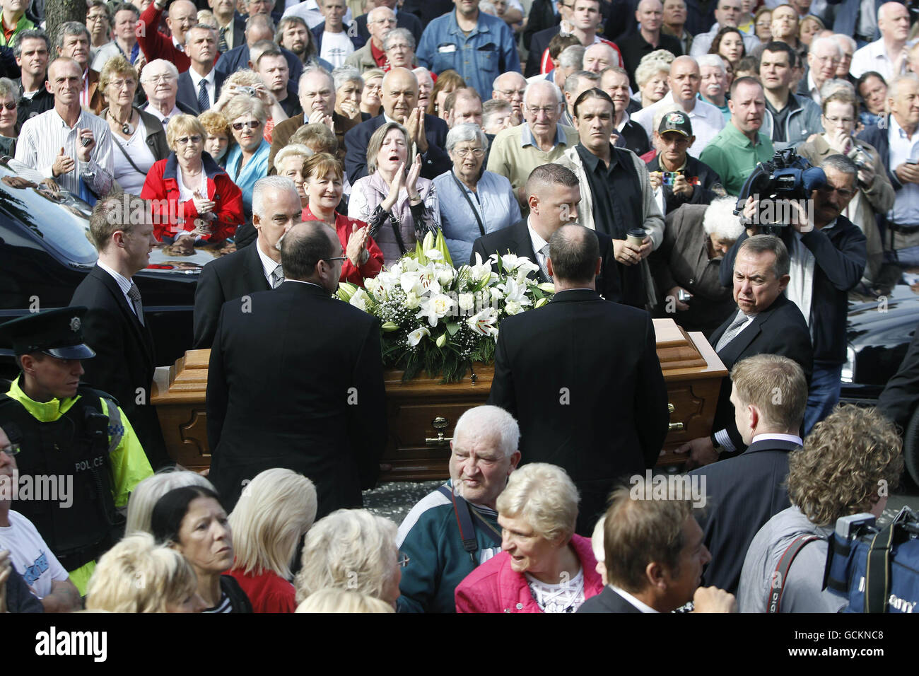 La bara di Alex Higgins viene trasportata nella Cattedrale di Sant'Anna, Belfast, dove si svolge il suo servizio funebre. Foto Stock
