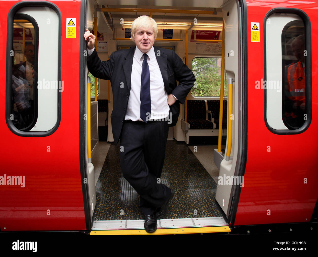 Il sindaco di Londra Boris Johnson si trova all'ingresso del primo nuovo treno climatizzato di Londra, nell'ambito di un programma che prevede il 40% dei treni della metropolitana climatizzati entro il 2015. Foto Stock