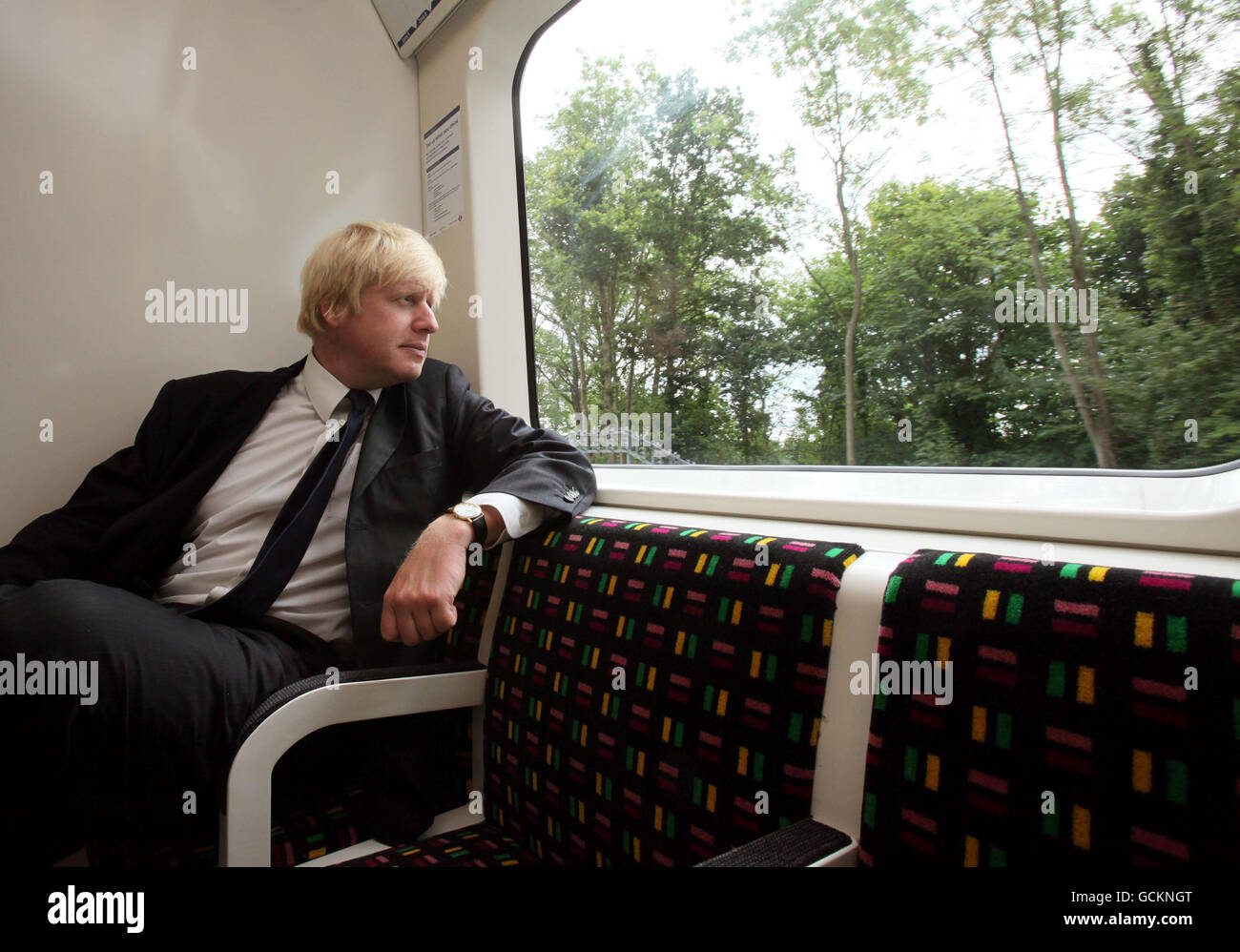 Il sindaco di Londra Boris Johnson all'interno del primo nuovo treno climatizzato a Londra come parte di un progetto di avere 40% dei treni della metropolitana aria condizionata entro il 2015. Foto Stock