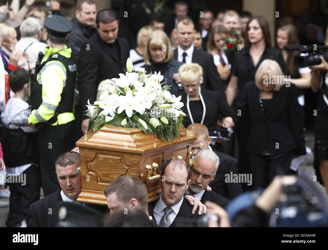 La bara di Alex Higgins è portata dalla Cattedrale di Sant'Anna, Belfast, dove ha avuto luogo il suo servizio funebre. Foto Stock