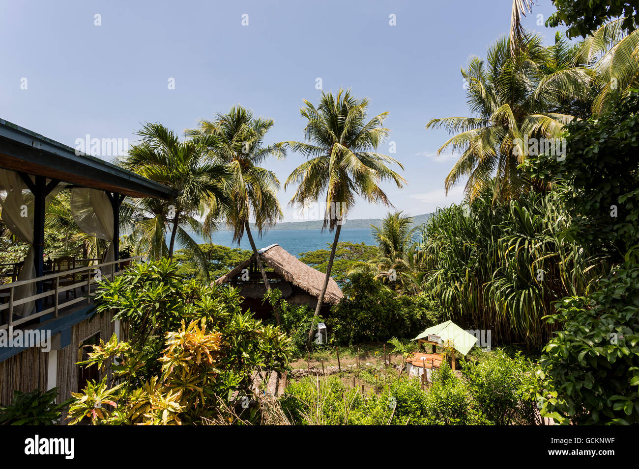Laguna di Apoyo, Nicaragua - Giugno 2016. Gli alberi di palma, bungalows, bosco e acqua a Selva Azul Resort Foto Stock