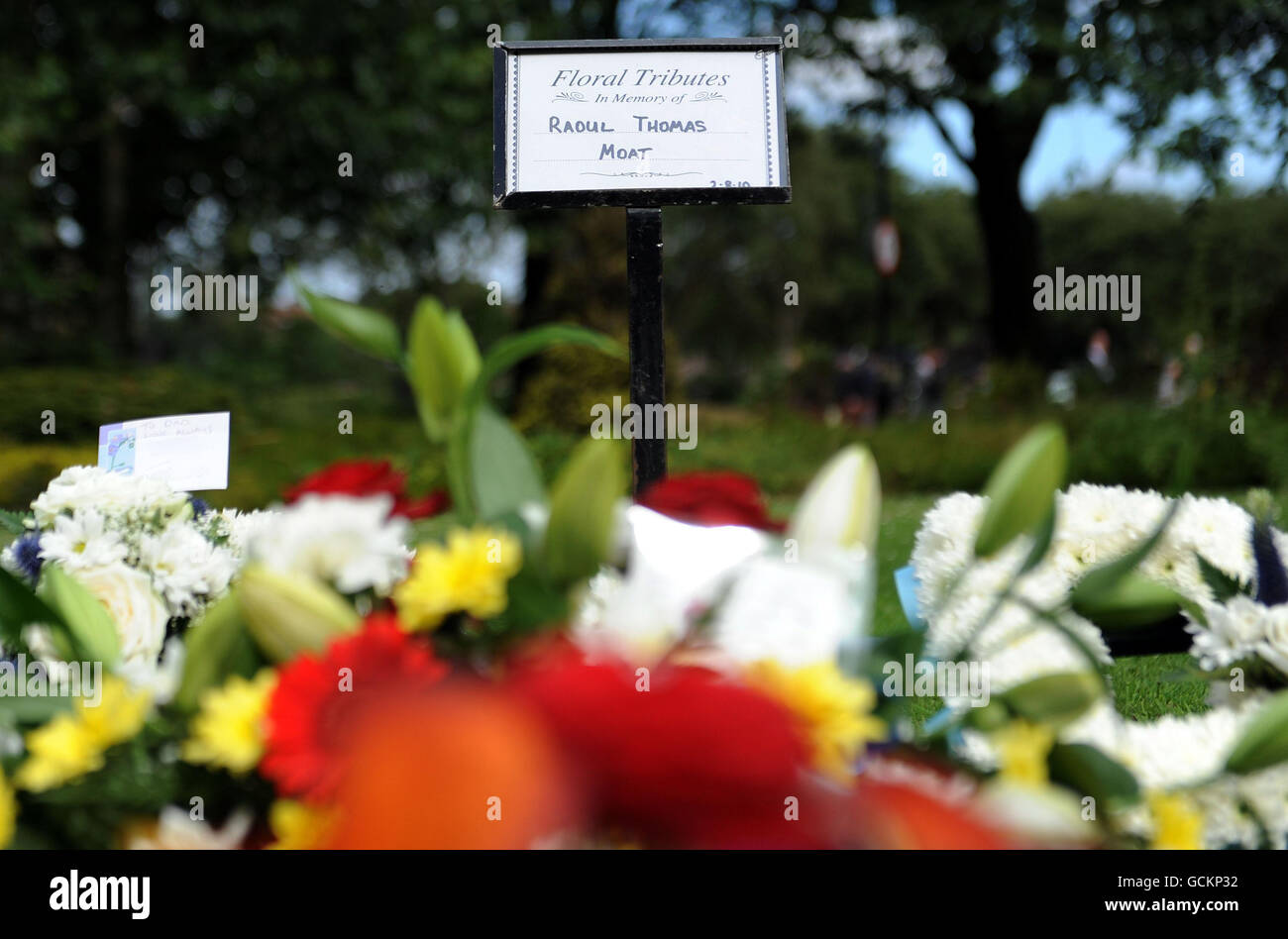 NOTA: I NOMI DEI BAMBINI SONO OSCURATI DA UN TRIBUTO floreale DEL BANCO DELLE FOTO per Raoul Moat fuori dal crematorio di West Road, Newcastle. Foto Stock