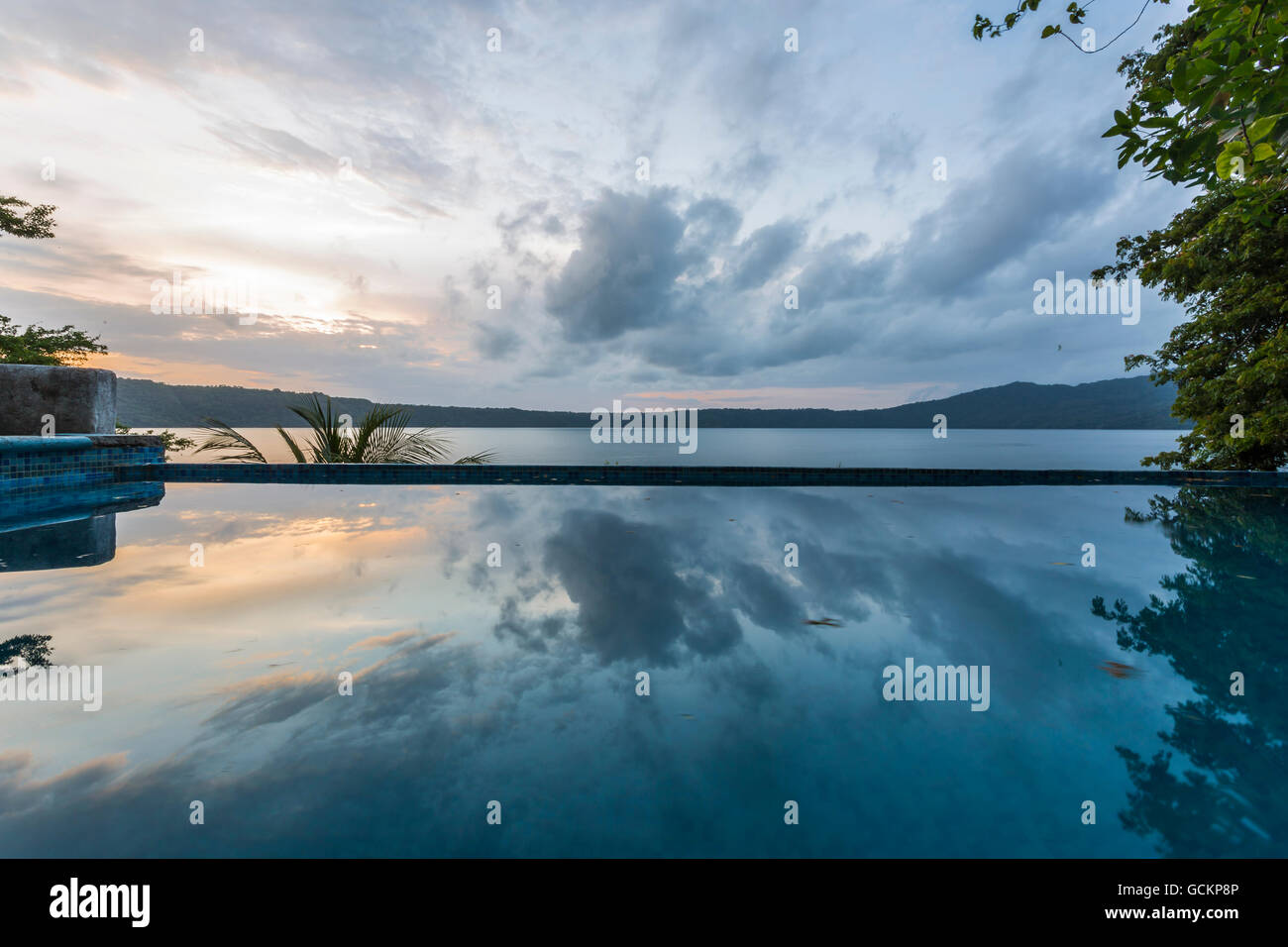 Laguna di Apoyo, Nicaragua - Giugno 2016. Serena piscina a sfioro di Selva Azul Resort Foto Stock