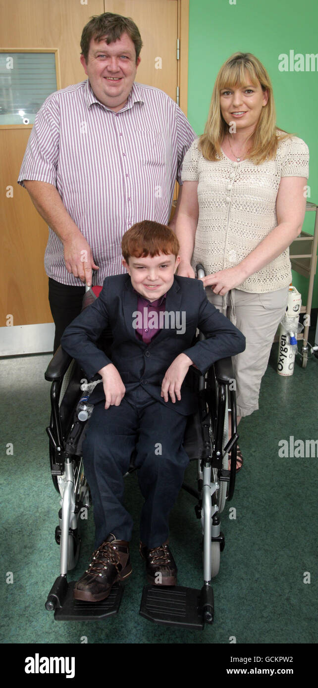 Ciaran Finn-Lynch, di 11 anni, che è il destinatario del primo bambino cellule staminali supportato tracheale trapianto, con i suoi genitori, Colleen e Paul (cognomi non dato) al Great Ormond Street Hospital, Londra. Foto Stock