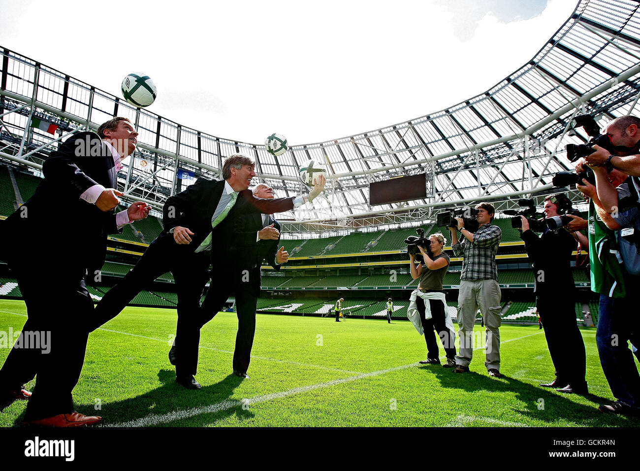 Il manager della Repubblica d'Irlanda Giovanni Trapattoni (a destra) con il CEO della fai John Delaney e il 3 CEO Robert Finnegan (a sinistra) durante l'annuncio che il provider di rete mobile 3 sponsorizzerà il team della Repubblica d'Irlanda nei prossimi 4 anni all'Aviva Stadium di Dublino. Foto Stock