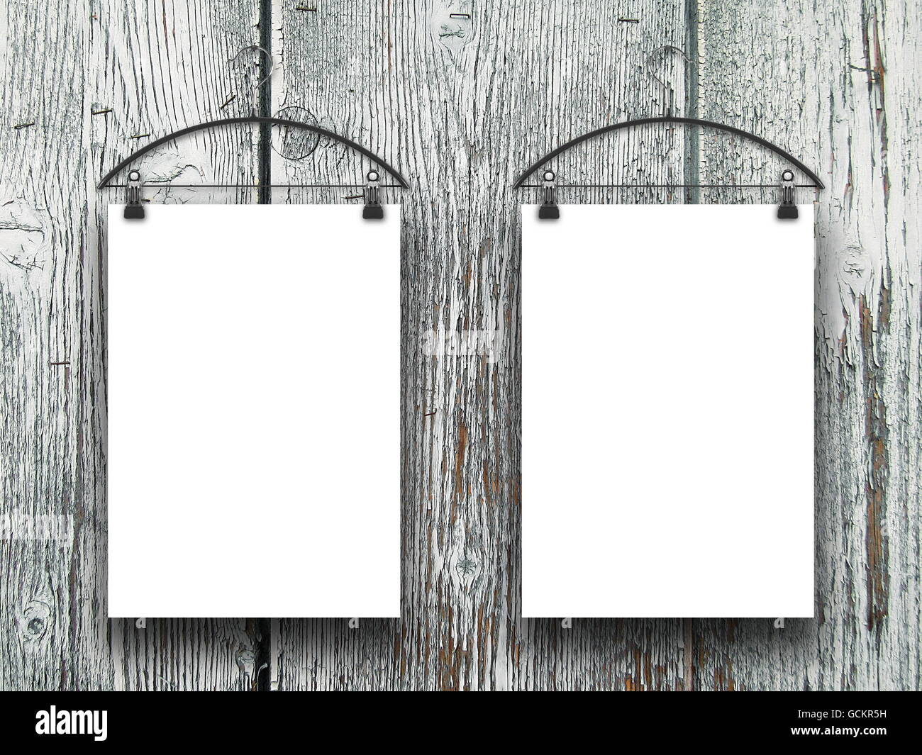 Close-up di due quadrati fotogrammi vuoti impiccato da appendiabiti grigio contro alterate di tavole di legno sfondo Foto Stock