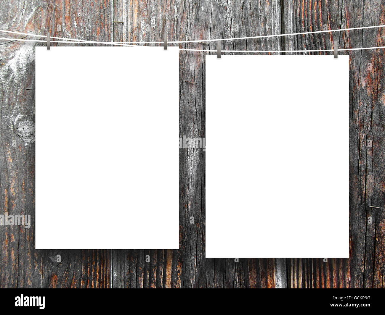 Close-up di due fotogrammi vuoti impiccato da pioli contro scuro dello sfondo in legno Foto Stock