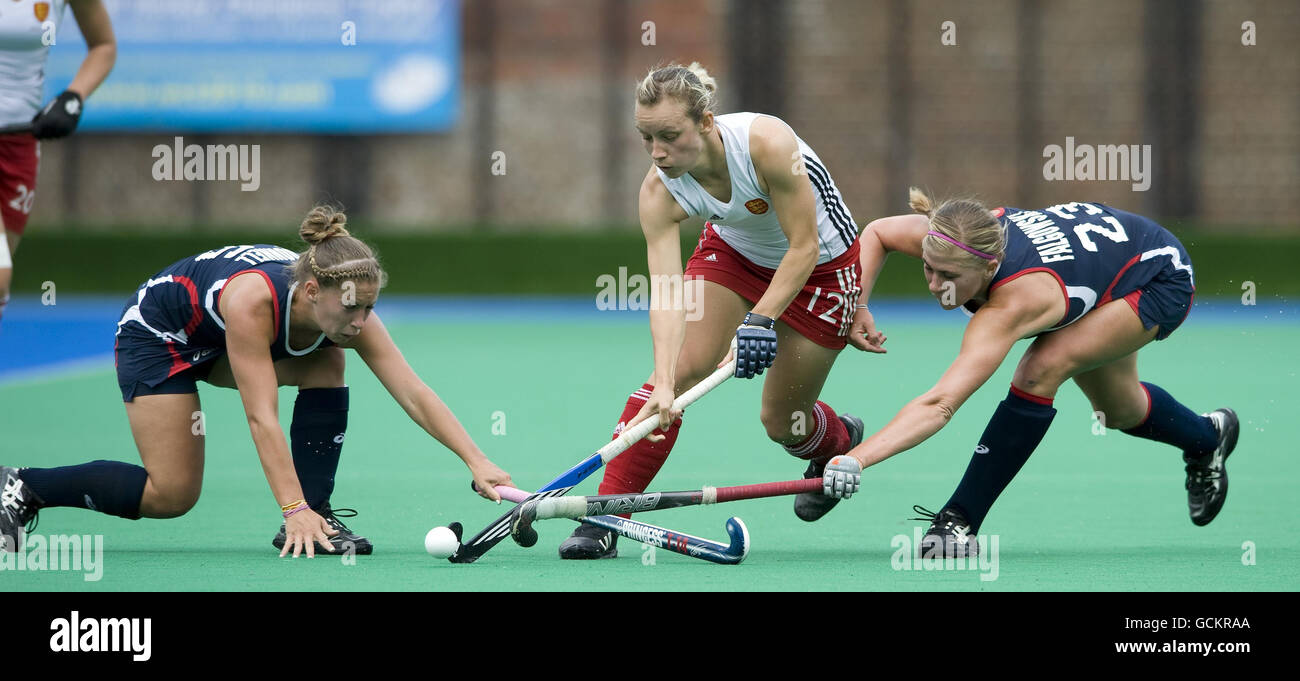 Hockey - Test Match - Inghilterra / USA - Abbazia di Bisham. Chloe Rogers in Inghilterra è sfidato da Katie o'Doornnell (a sinistra) e Katelyn Falgowski durante la prova di gara presso Bisham Abbey, Marlow. Foto Stock