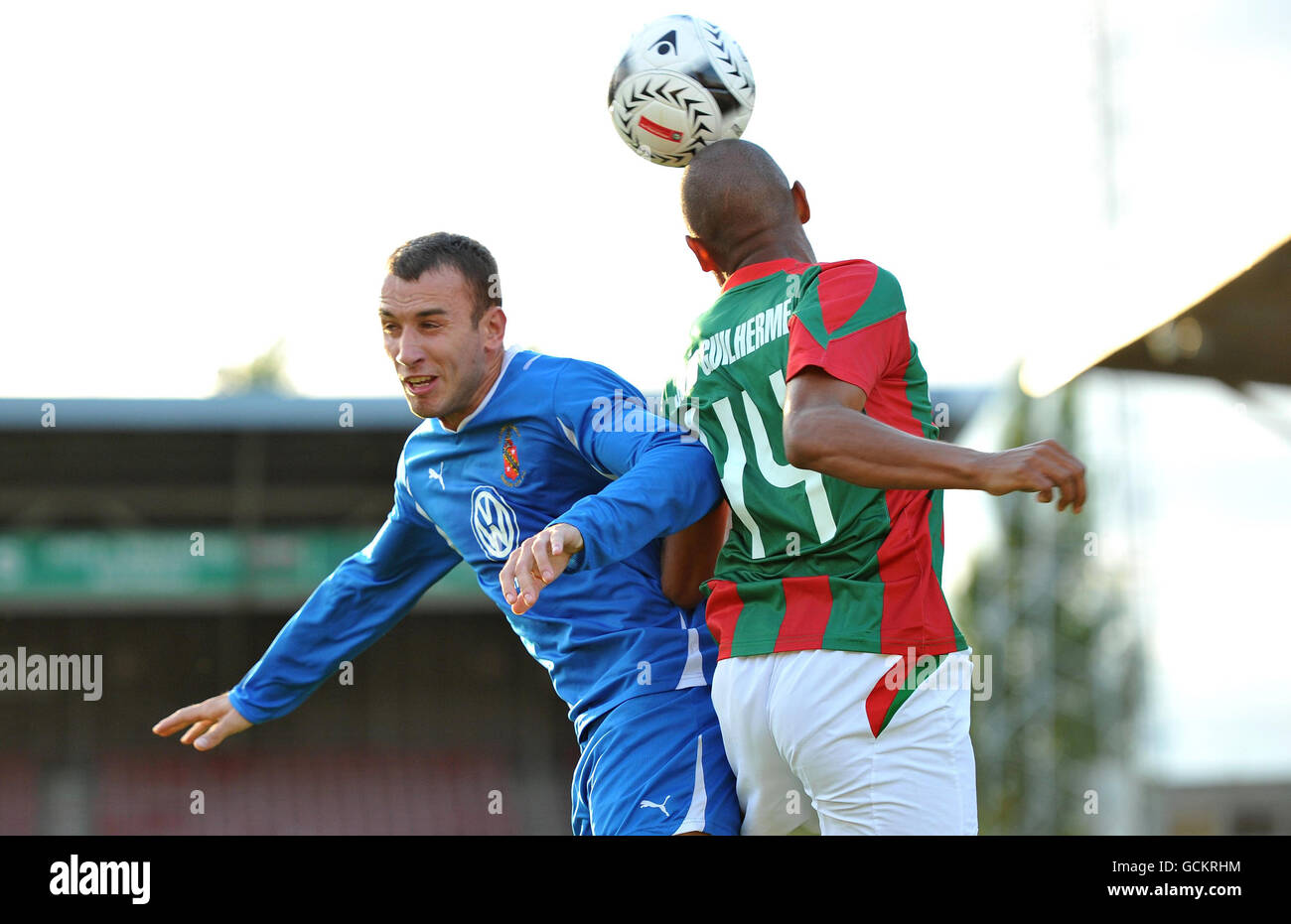 Bangor City's Alan Bull (a sinistra) combatte con Joao Guilherme di Maritimo durante la UEFA Europa League, terzo turno di qualificazione, seconda tappa all'ippodromo di Wrexham. Foto Stock