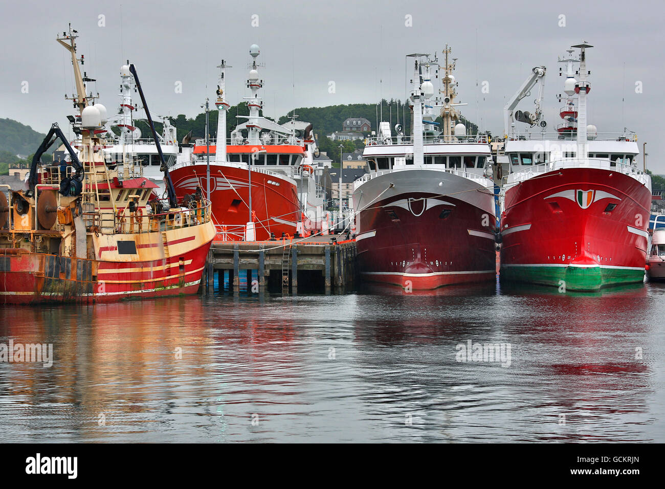 Commerciale di pesca i pescherecci con reti da traino ormeggiata in dock a Killybegs nella Contea di Donegal in Repubblica di Irlanda Foto Stock