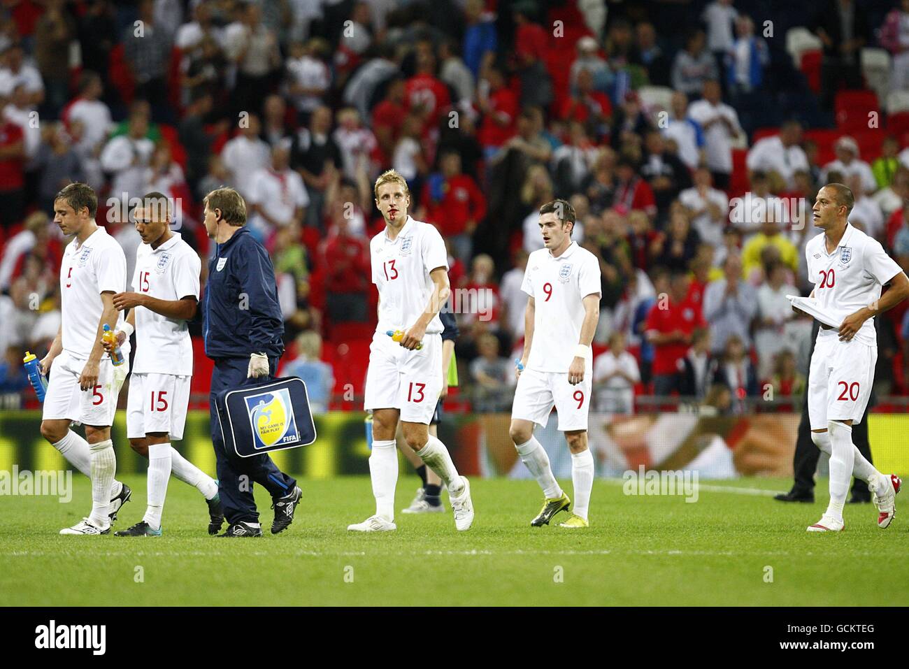 (Da sinistra a destra) Phil Jagielka, Kieran Gibbs, Michael Dawson, Adam Johnson e Bobby Zamora lasciano il campo dopo il fischio finale Foto Stock