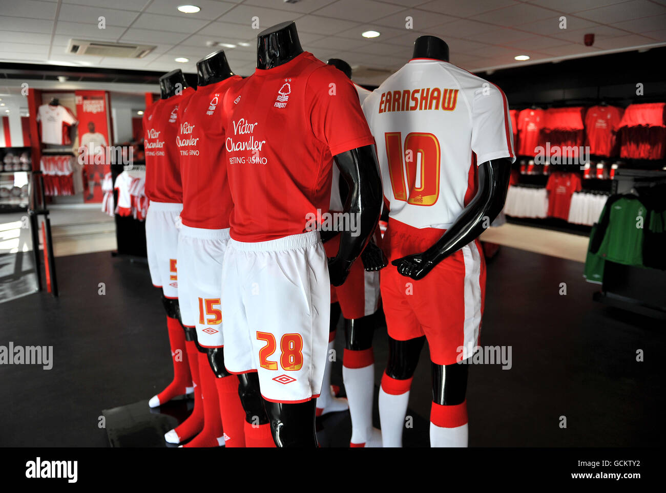 Vista generale del kit di replica per la vendita a Nottingham Forest Club Shop al terreno cittadino Foto Stock