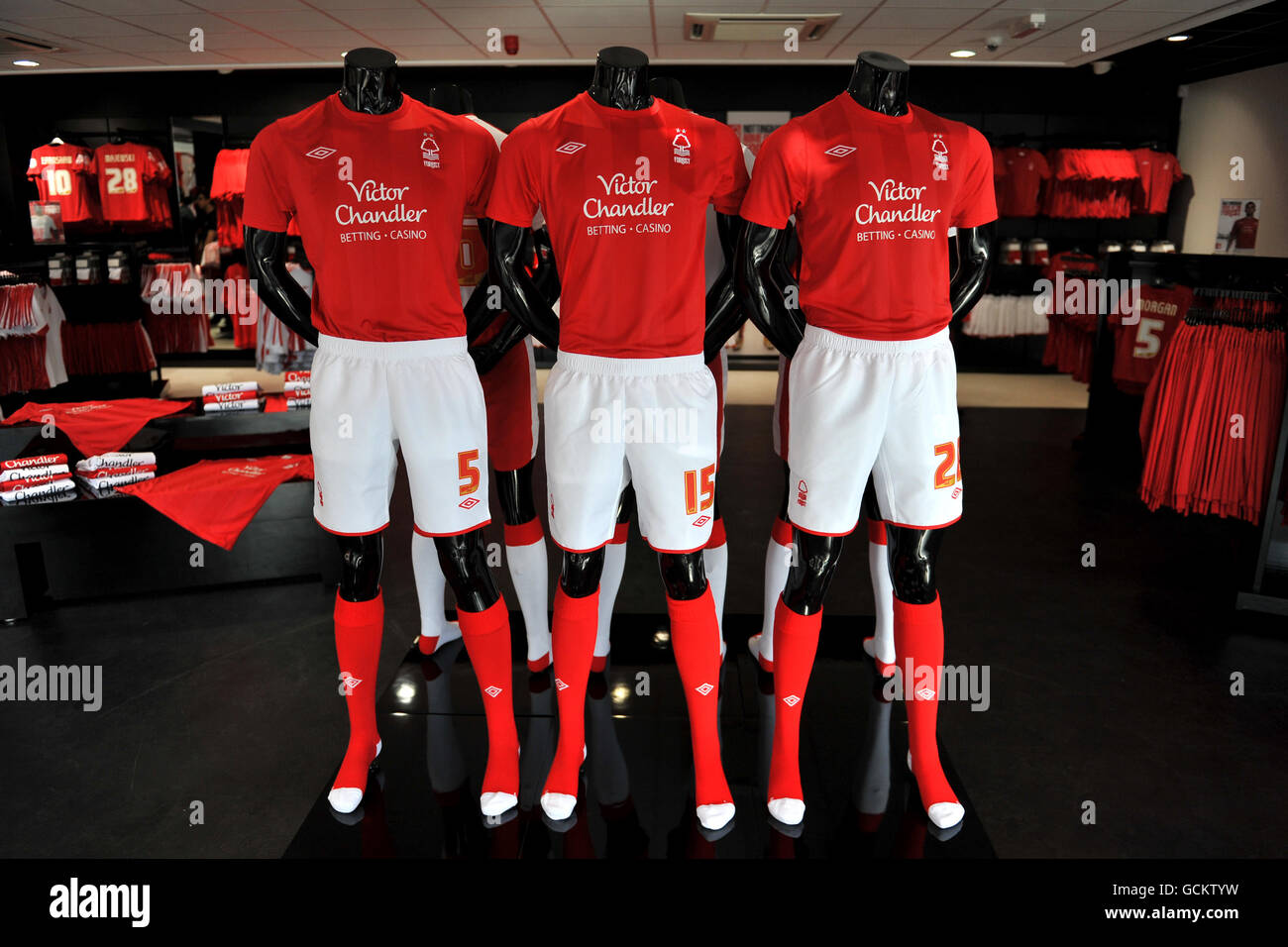 Vista generale del kit di replica per la vendita a Nottingham Forest Club Shop al terreno cittadino Foto Stock