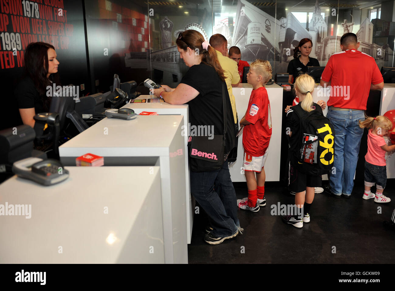 I fan si accodano per acquistare i biglietti per il giorno della partita al biglietto ufficio nel New Nottingham Forest Club Shop presso il Terra della città Foto Stock