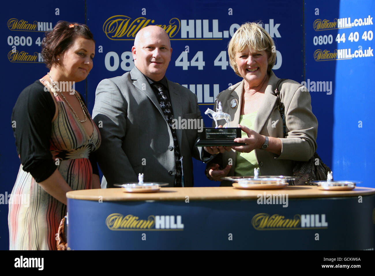Corse ippiche - Ippodromo di Ripon. Rappresentanti di William Hill con il William Hill Great St Wilfred Stakes Trophy Foto Stock