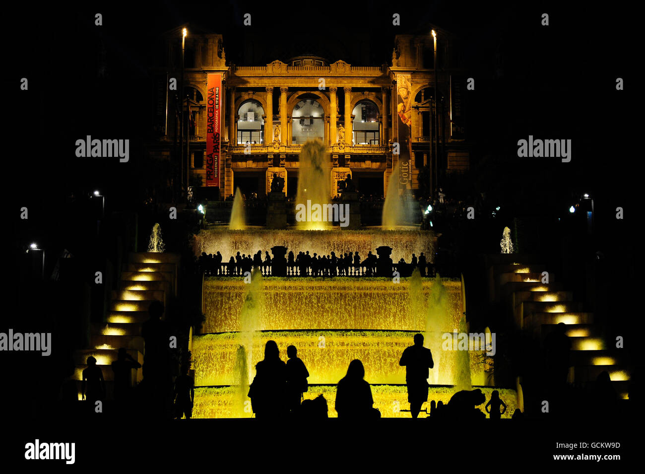 Travel Stock - Barcellona. La gente si riunisce alla Font Magica 'fontana Magica' di notte Foto Stock