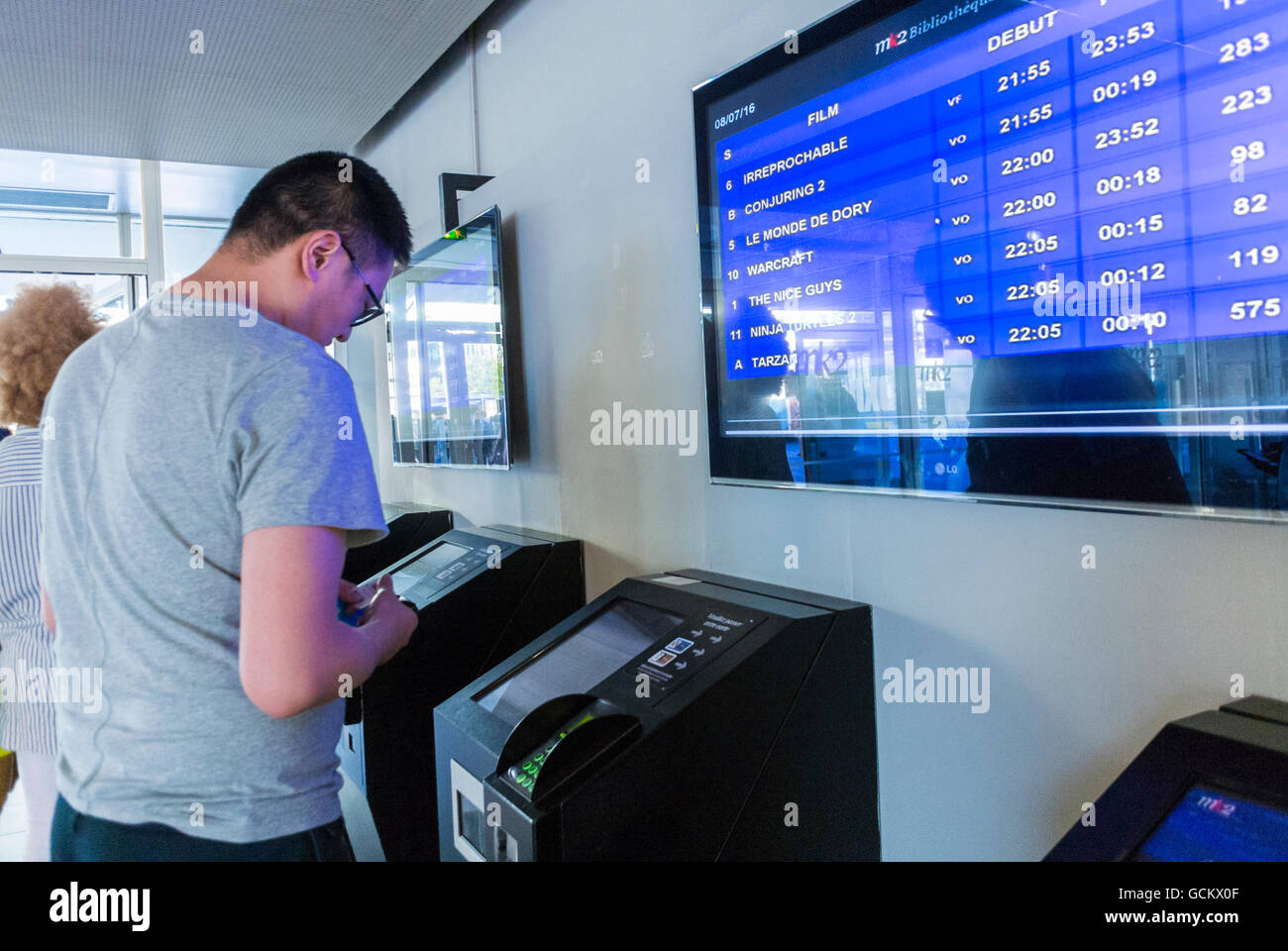 Parigi, Francia, Francesi al cinema MK2 Cinema, Distributore automatico, Acquisto di biglietti all'interno, Cineplex nel quartiere della Biblioteca, carta cinema Francia, pagare il cinema Foto Stock