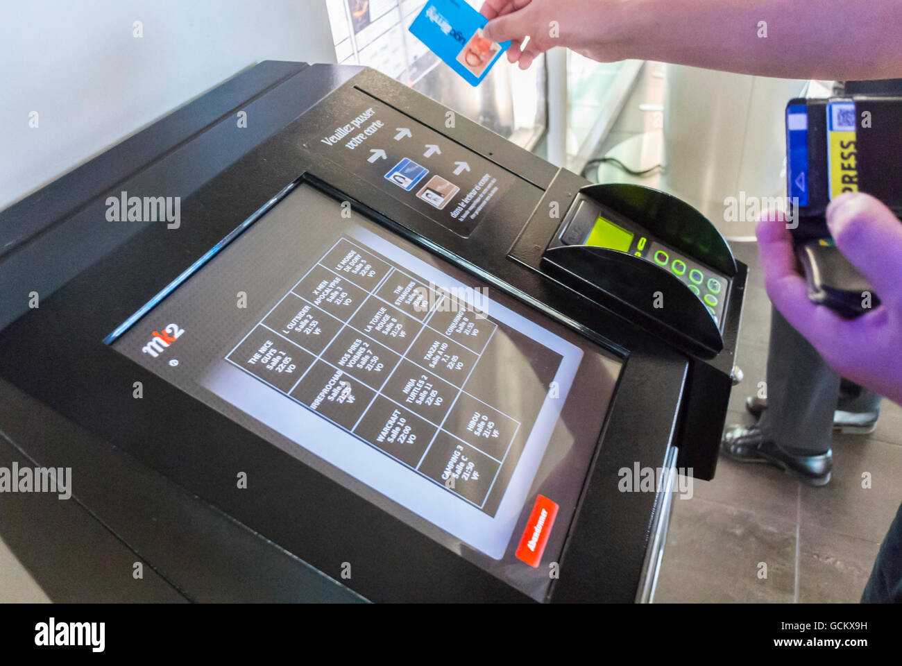 Parigi, Francia, Dettaglio, Mano, Distributore automatico, Acquisto di biglietti per il cinema MK2, Cineplex nel quartiere Bibliotheque, lobby di pagamento del cinema, pass cinema francese Foto Stock