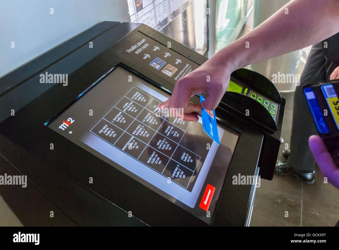 Parigi, Francia, Dettaglio, Mano di uomo, Distributore automatico, Acquisto di biglietti per il cinema MK2, Carta, Multiplex nel quartiere Bibliotheque, persone che vanno al cinema, cinema che paga il pass cinema Francia, schermo connesso Francia Foto Stock