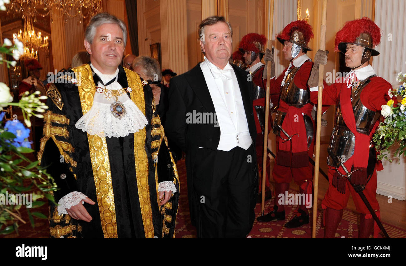 Lord Cancelliere e Segretario di Stato per la Giustizia, Ken Clarke (a destra) partecipa alla cena annuale per i giudici di sua Maestà ospitata dal Lord Mayor della Città di Londra, Nick Anstee (a sinistra) presso Mansion House nella città questa sera. Foto Stock