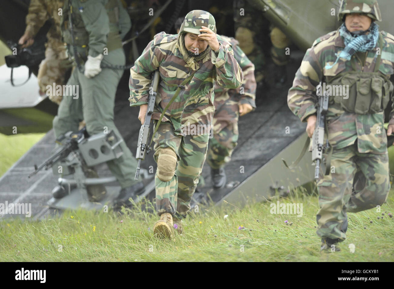 I Gurkhas in pensione simulano il ruolo delle truppe dell'esercito nazionale afghano (ANA) sbarcano da un elicottero RAF Merlin mentre le truppe della Brigata dell'Assault dell'aria del 16 prendono parte ad un esercizio di addestramento sulla pianura di Salisbury. Foto Stock
