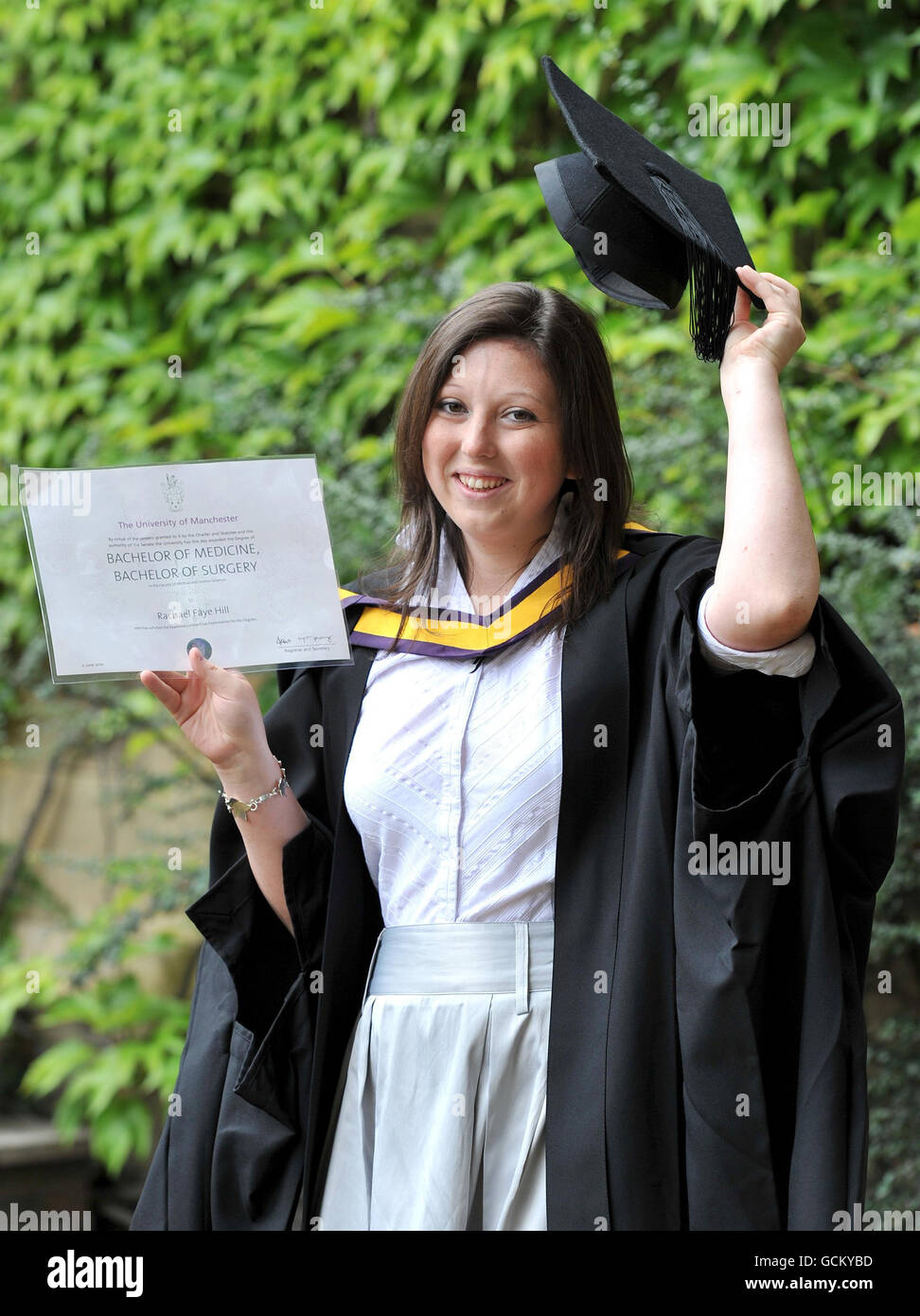 La studentessa di medicina Rachael Faye Hill festeggia la laurea all'Università di Manchester, diventando il medico più giovane della sua Gran Bretagna a 21 anni. Foto Stock