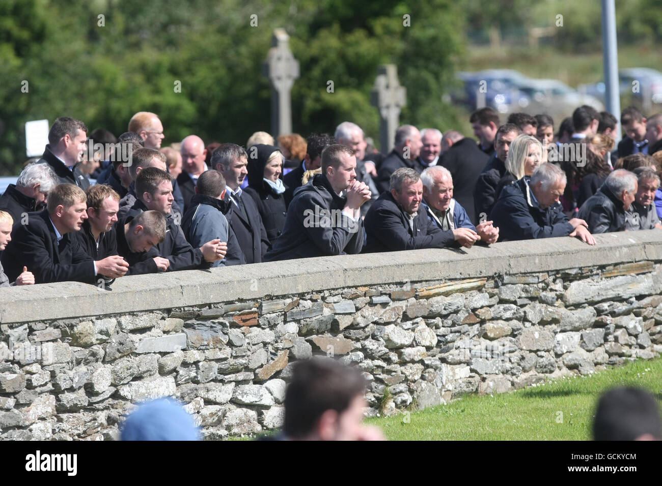 Lutto ai funerali di Patrick 'PJ' McLaughlin linea la strada fuori St Mary's Church a Fahan, Co Donegal. McLaughlin è stato uno degli otto uomini che sono morti nel peggiore incidente stradale dell'Irlanda. Foto Stock