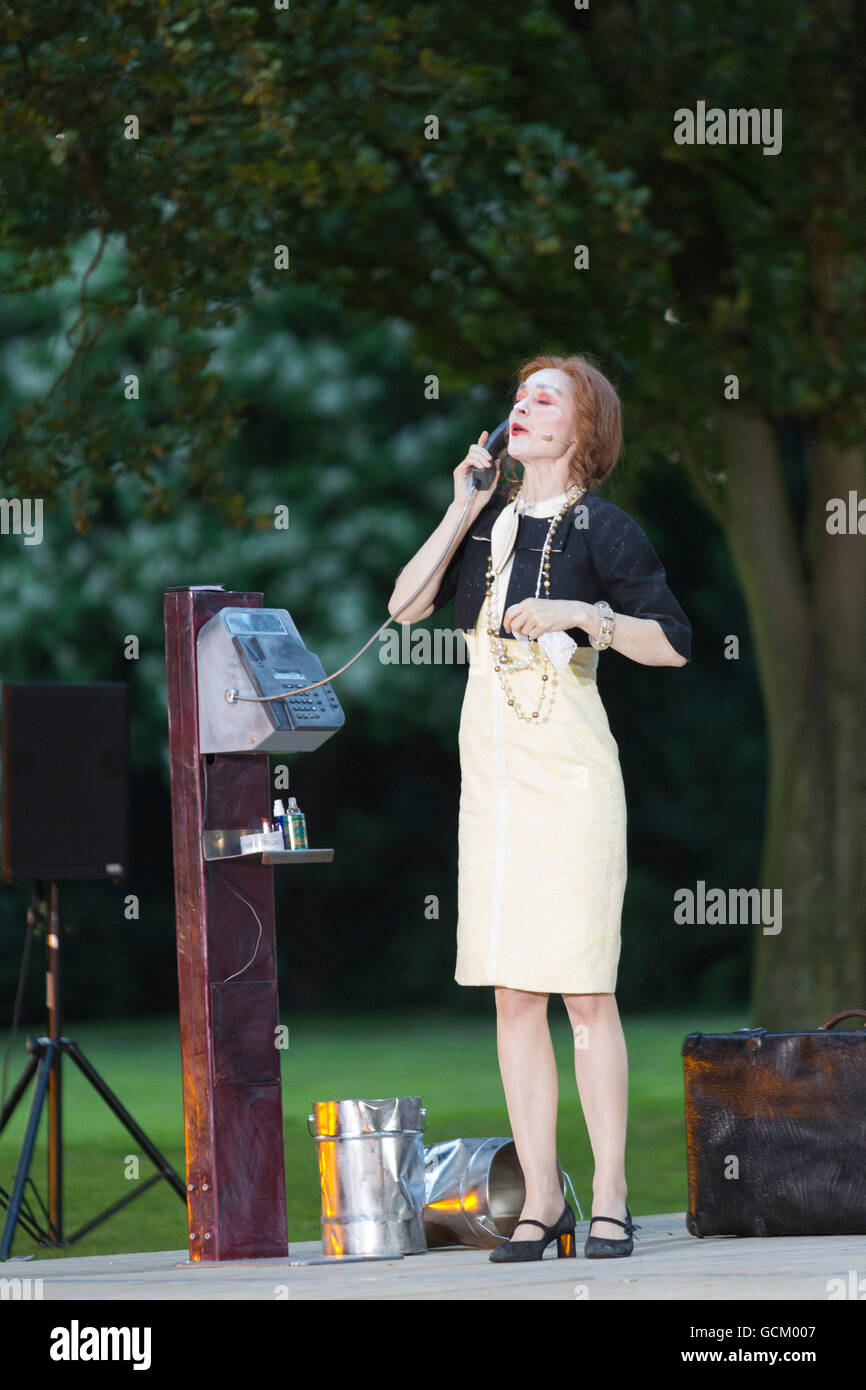 A Mülheim an der Ruhr, Germania. 8 luglio 2016. Nella foto: Simone Thoma. Theater an der Ruhr eseguire il serraglio di vetro (Die Glasmenagerie) di Tennessee Williams come parte del loro open-air stagione Weiße Nächte in Raffelbergpark, Mülheim an der Ruhr. Regia di Simone Thoma. Con Simone Thoma come Amanda Wingfield, Gabriella Weber come Laura Wingfield, Albrecht Hirche come Tom Wingfield e Klaus Herzog come Jim O'Connor. Foto Stock