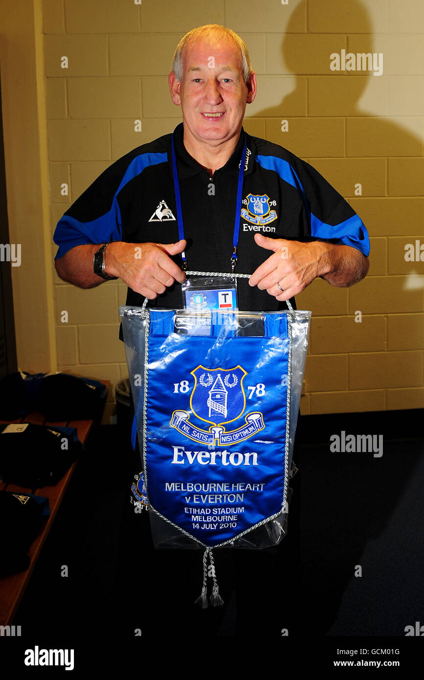 Calcio - Pre Season friendly - Melbourne Heart / Everton - Etihad Stadium. Il kitman Everton Jimmy Martin si pone per una fotografia con il pendente del match Foto Stock