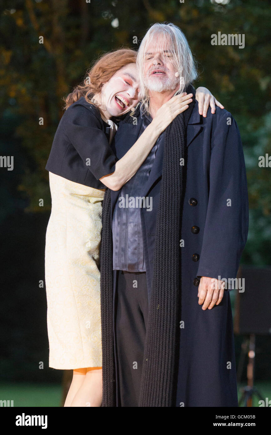 A Mülheim an der Ruhr, Germania. 8 luglio 2016. L-R: Simone Thoma, Albrecht Hirche. Theater an der Ruhr eseguire il serraglio di vetro (Die Glasmenagerie) di Tennessee Williams come parte del loro open-air stagione Weiße Nächte in Raffelbergpark, Mülheim an der Ruhr. Regia di Simone Thoma. Con Simone Thoma come Amanda Wingfield, Gabriella Weber come Laura Wingfield, Albrecht Hirche come Tom Wingfield e Klaus Herzog come Jim O'Connor. Foto Stock