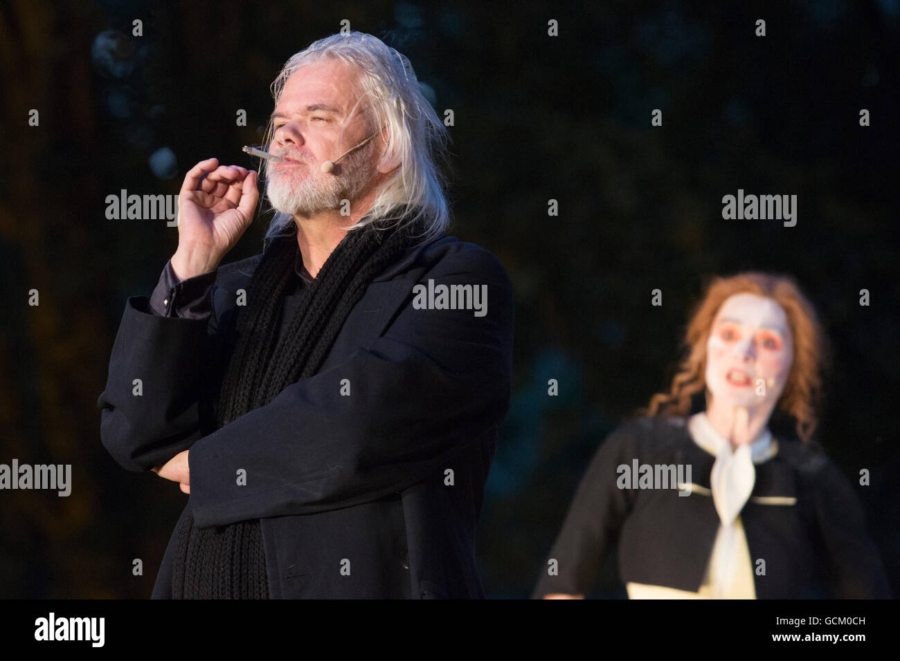 A Mülheim an der Ruhr, Germania. 8 luglio 2016. L-R: Albrecht Hirche e Simone Thoma. Theater an der Ruhr eseguire il serraglio di vetro (Die Glasmenagerie) di Tennessee Williams come parte del loro open-air stagione Weiße Nächte in Raffelbergpark, Mülheim an der Ruhr. Regia di Simone Thoma. Con Simone Thoma come Amanda Wingfield, Gabriella Weber come Laura Wingfield, Albrecht Hirche come Tom Wingfield e Klaus Herzog come Jim O'Connor. Foto Stock