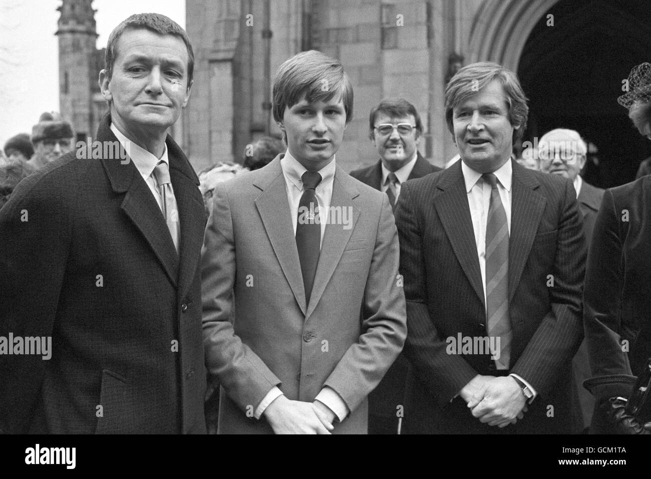 Amici della stella di 'Coronation Street' Violet Carson dopo un servizio memoriale in suo onore alla Cattedrale di Manchester. Da sinistra a destra: Tony Warren, creatore di 'Coronation Street'; Alan Brown, membro del Sharp Street Ragged School Boys Club di Manchester, di cui Miss Carson era presidente; e William Roache, il 'Treets' Ken Barlow. La signorina Carson morì all'età di 85 anni dopo aver giocato per le strade Ena Sharples per vent'anni. Foto Stock