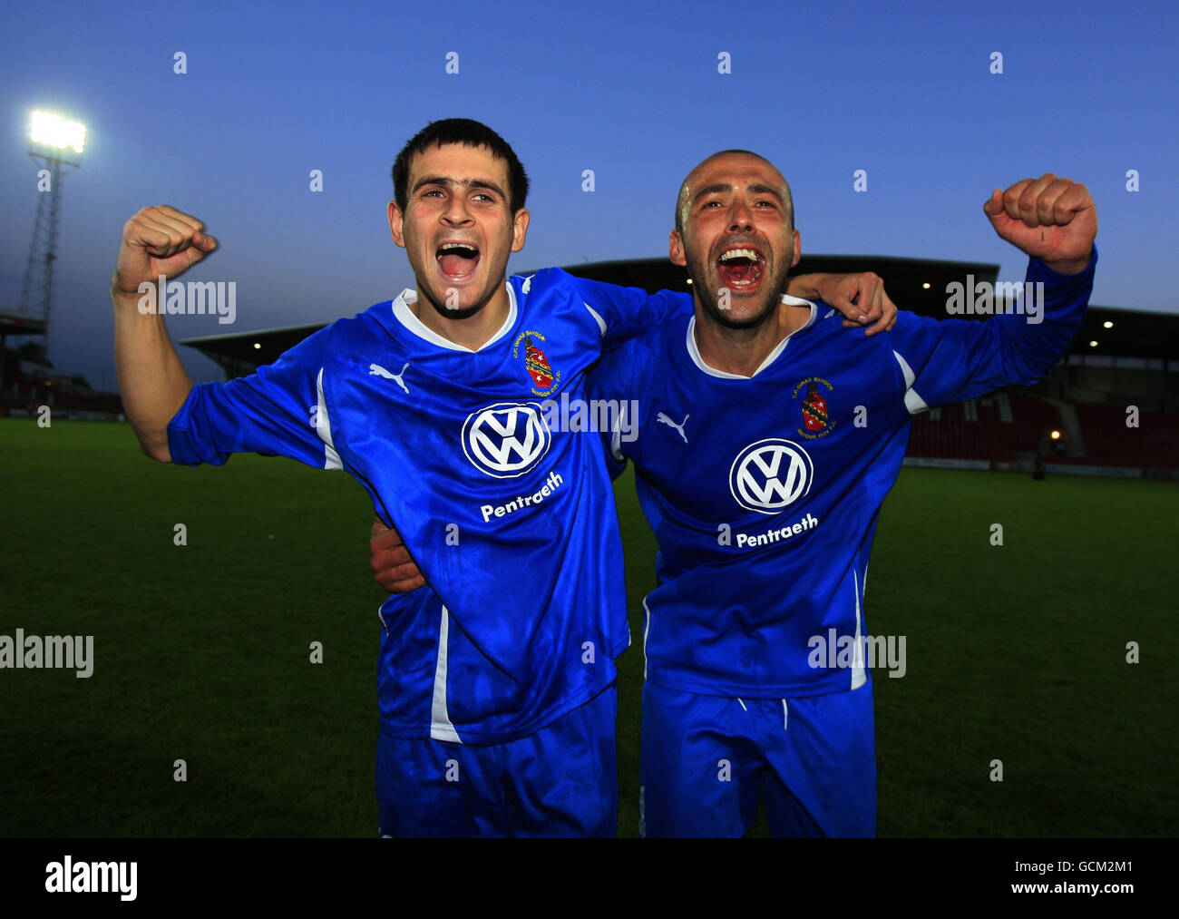 Chris Jones di Bangor City (a sinistra) e David Morley festeggiano dopo aver vinto l'Europa League, il secondo turno di qualificazione, il secondo ramo all'ippodromo di Wrexham. Foto Stock