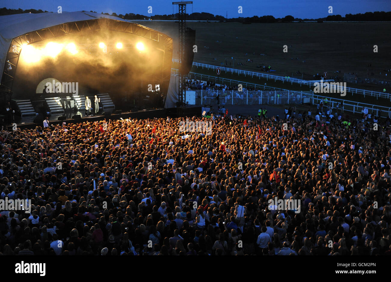 Corse ippiche - Epsom Live! Con JLS - Ippodromo di Epsom Downs. JLS che si esibisce al VIVO di Epsom! Foto Stock