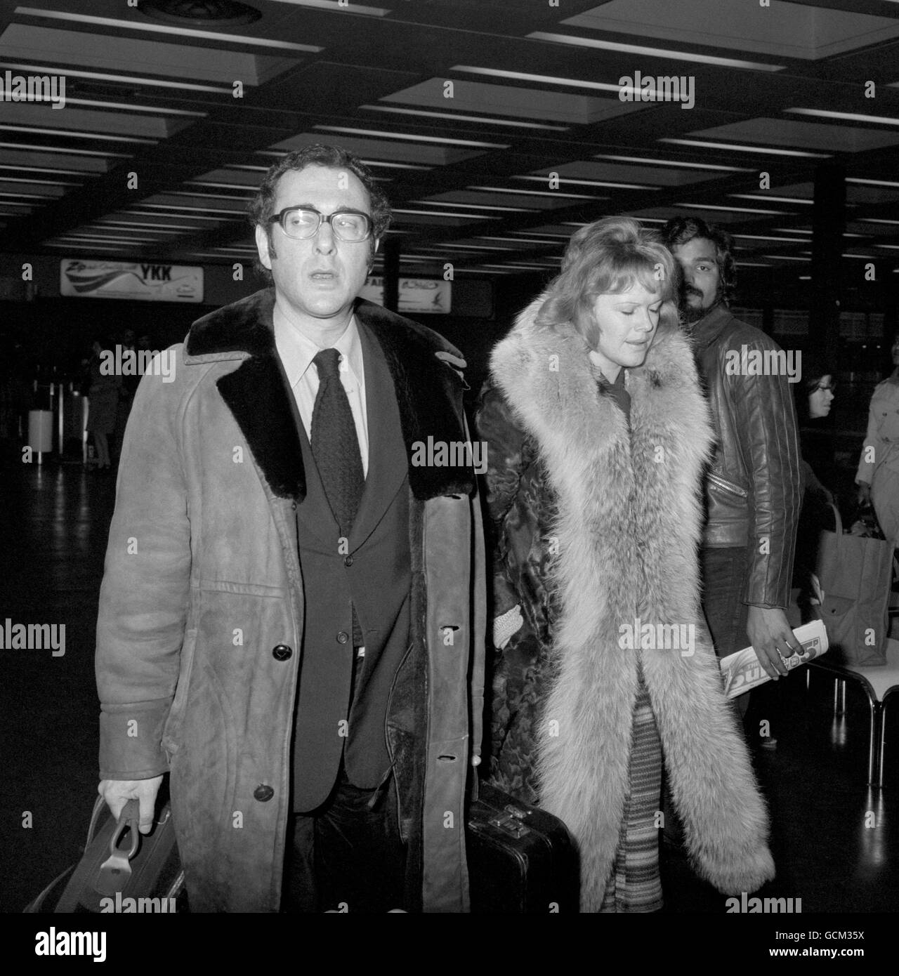 Il drammaturgo Harold Pinter e la scrittrice Lady Antonia Fraser, moglie estrangata del conservatore MP Hugh Fraser, all'aeroporto di Heathrow. Foto Stock