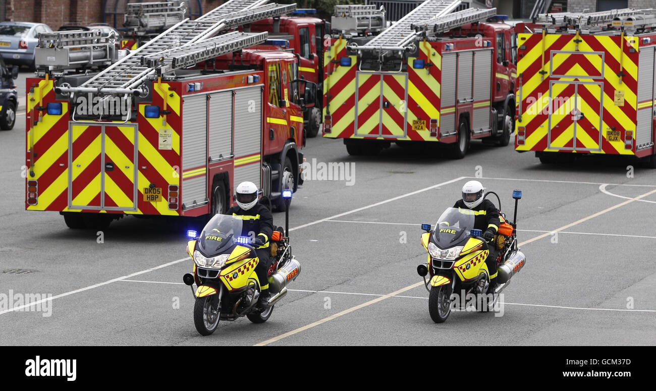 I vigili del fuoco di Merseyside Colin Golden e Chris Bowers con le loro nuove 30,000 motociclette che sono state utilizzate in un programma pilota di sei mesi come una prima nel Regno Unito per affrontare piccoli incendi attraverso Merseyside. Foto Stock